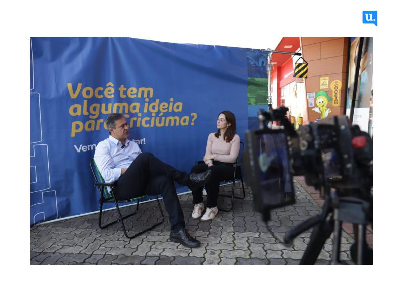 Vaguinho conversa com eleitora em Criciúma