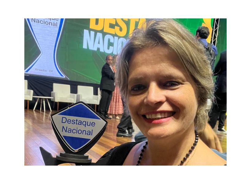 Vereadora de Concórdia recebendo premiação em Brasília