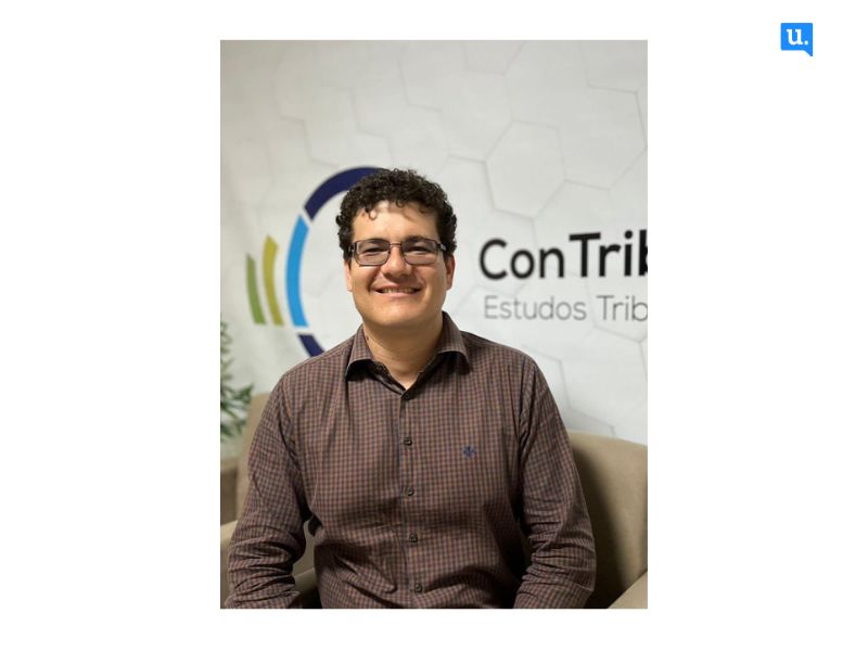 Adriano dos Santos escreve artigo sobre a Reforma Tributária no Brasil, prevista para 2026. Santos acredita que a reforma introduz novos impostos (IBS e CBS) que substituirão ICMS e ISS, simplificando o sistema tributário. Fica o alerta: administradores públicos e empresas precisam se preparar.