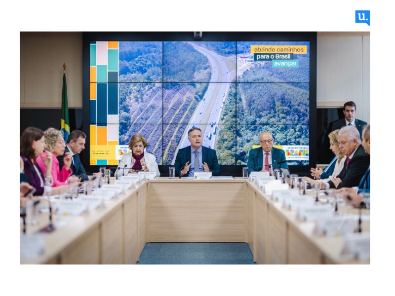 Renan Filho, entre Ivete da Silveira e Esperidião Amin, fala com os parlamentares de Santa Catarina.