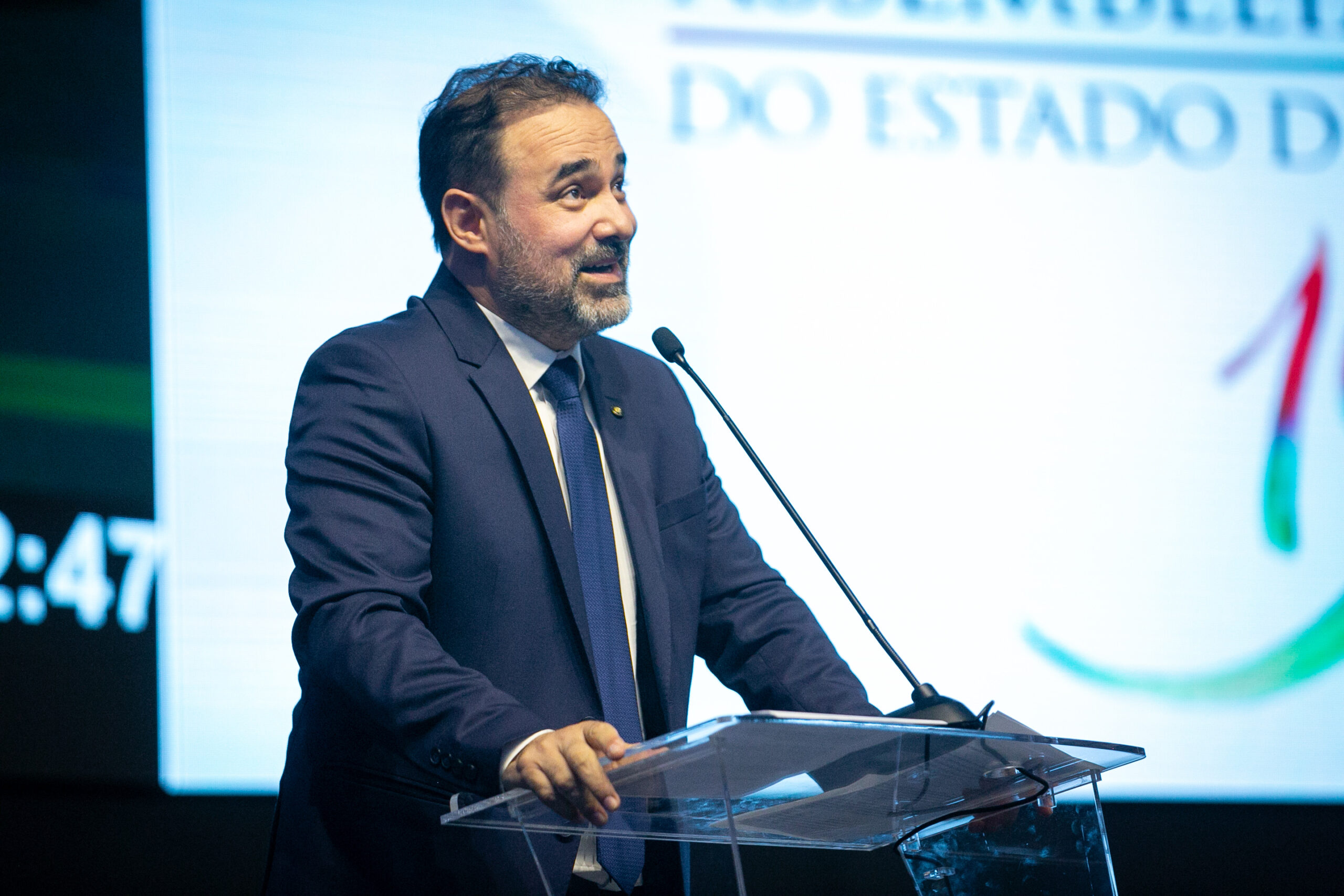 O advogado Cleiton Fossá foi empossado, na tarde desta terça-feira (4), no cargo de deputado estadual, em substituição a Antídio Lunelli (MDB), que se licenciou da Assembleia Legislativa por 30 dias por motivos particulares.