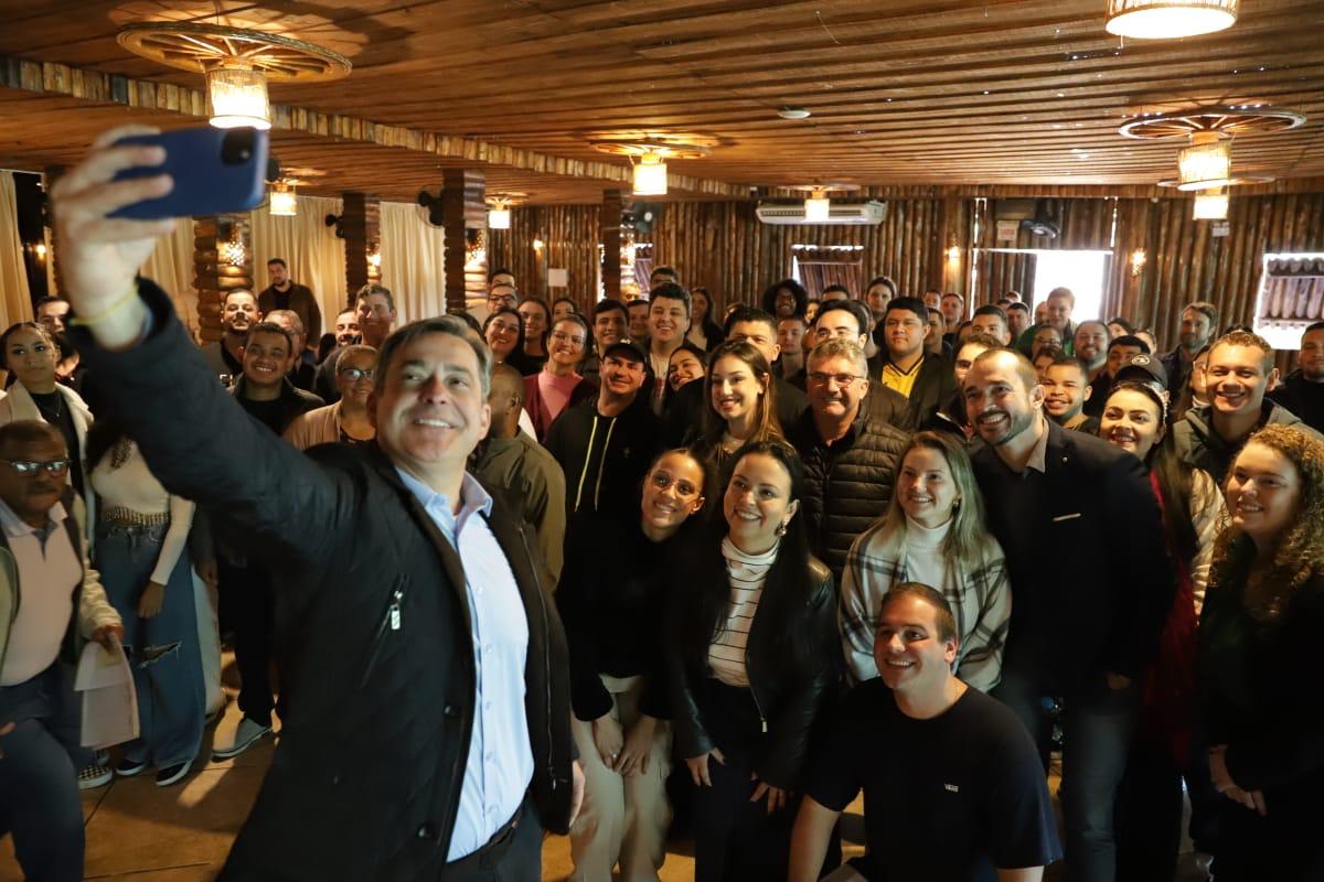 Vaguinho recebe mais de 150 jovens para conversar sobre suas propostas de campanha para a prefeitura de Criciúma.
