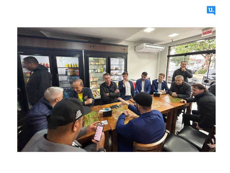 Jair Bolsonaro tomou café da manhã em padaria de Balneário Camboriú com lideranças do PL de Santa Catarina