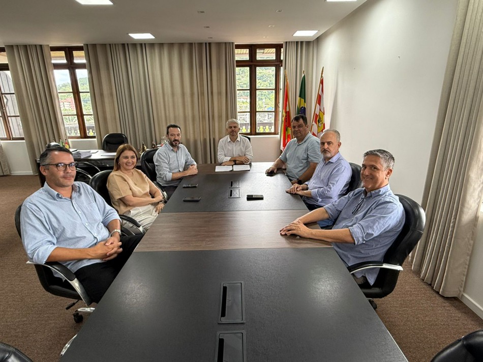 Prefeito de Blumenau, Egídio Ferrari (PL) edita decreto para conter gastos e anuncia déficit de R$ 372 milhões na prefeitura