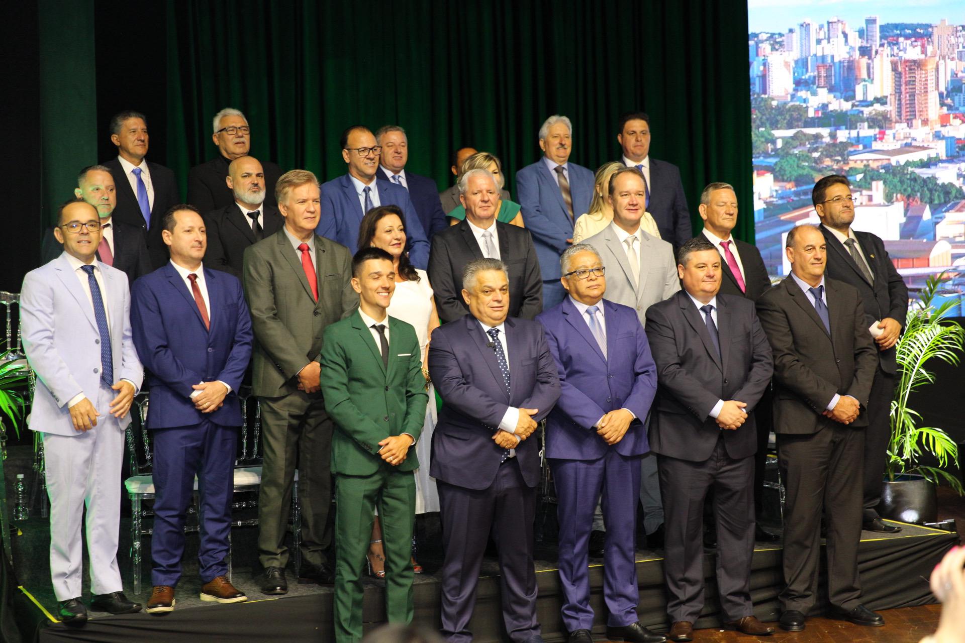João Rodrigues toma posse como prefeito de Chapecó com vice-prefeito e vereadores