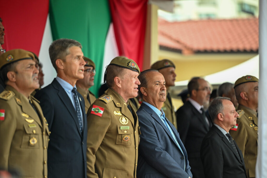 O governador Jorginho Mello (PL) confirmou a saída de Aurélio Pelozato do comando da PM em evento com prefeitos da Grande Florianópolis