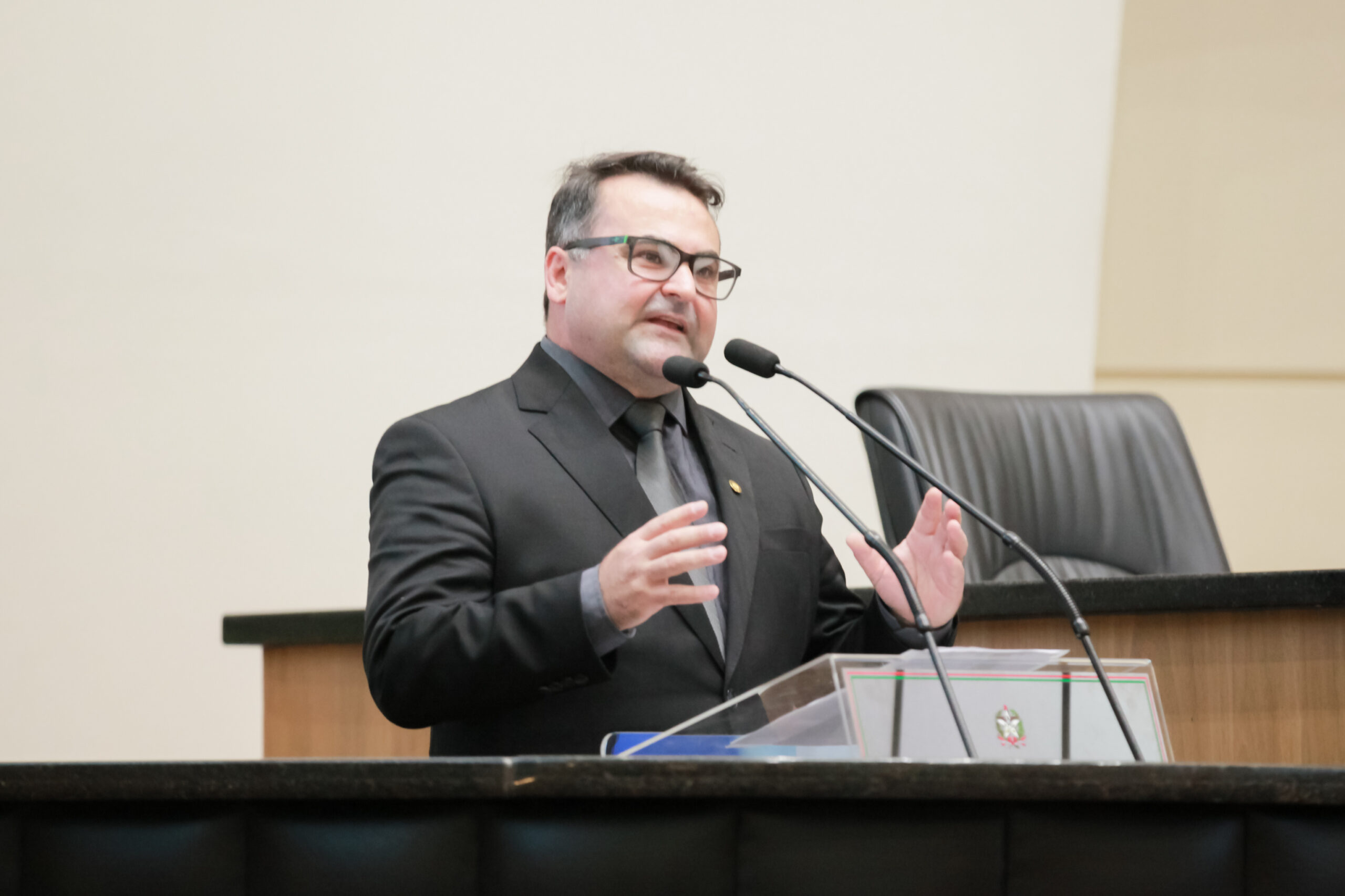 Sete prefeitos do MDB da região Oeste pretendem declarar apoio ao governador Jorginho Mello (PL) contra João Rodrigues (PSD) em 2026