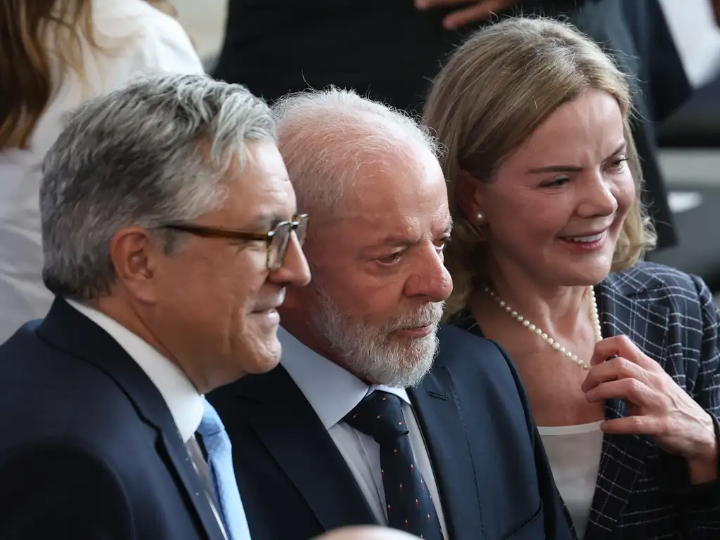 Lula entre Padilha e Gleisi