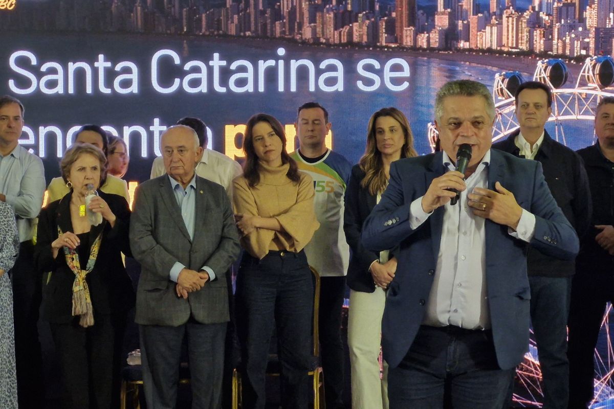 oão Rodrigues discursa com Gilberto Kassab ao fundo. Foto: PSD, Divulgação