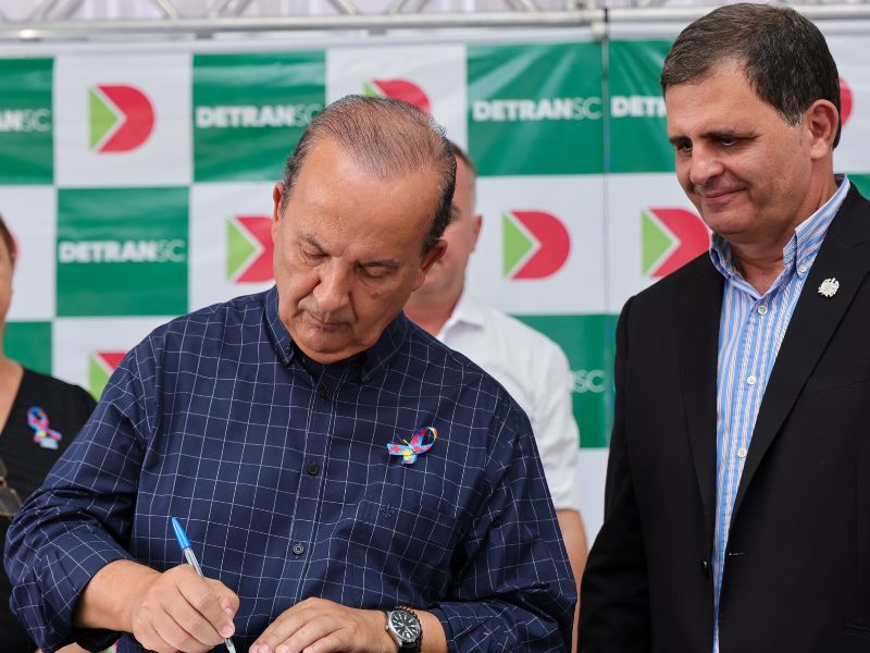 O governador Jorginho Mello (PL) promoveu ajustes na pasta de Proteção e Defesa Civil e no Detran-SC deslocando Ricardo Miranda Aversa