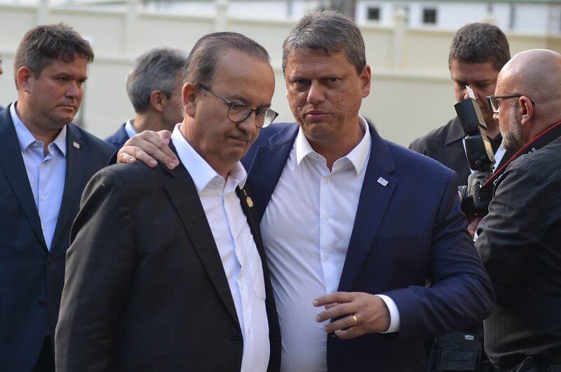 Jorginho Mello e Tarcísio de Freitas se alinham à extrema direita, usando a proposta de anistia aos atos de 8 de janeiro como manobra política