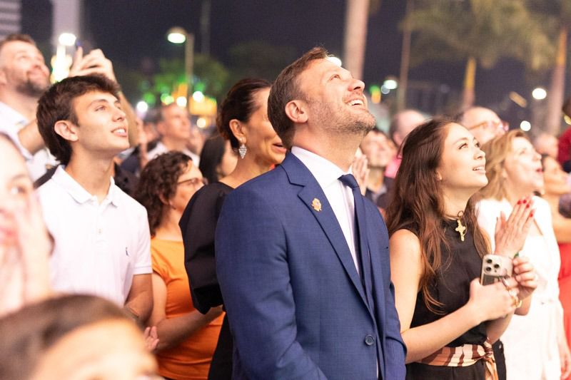 Adriano olha seus adversários a frente, mas pesquisa animam