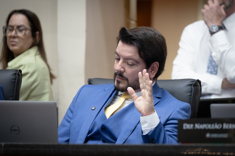 Projeto contra cota raciais em instituições de ensino superior em SC, proposto por Alex Brasil (PL), foi aprovado na CCJ da Alesc