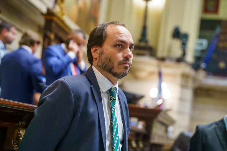 Carlos Bolsonaro em seu último dia como vereador no Rio de Janeiro