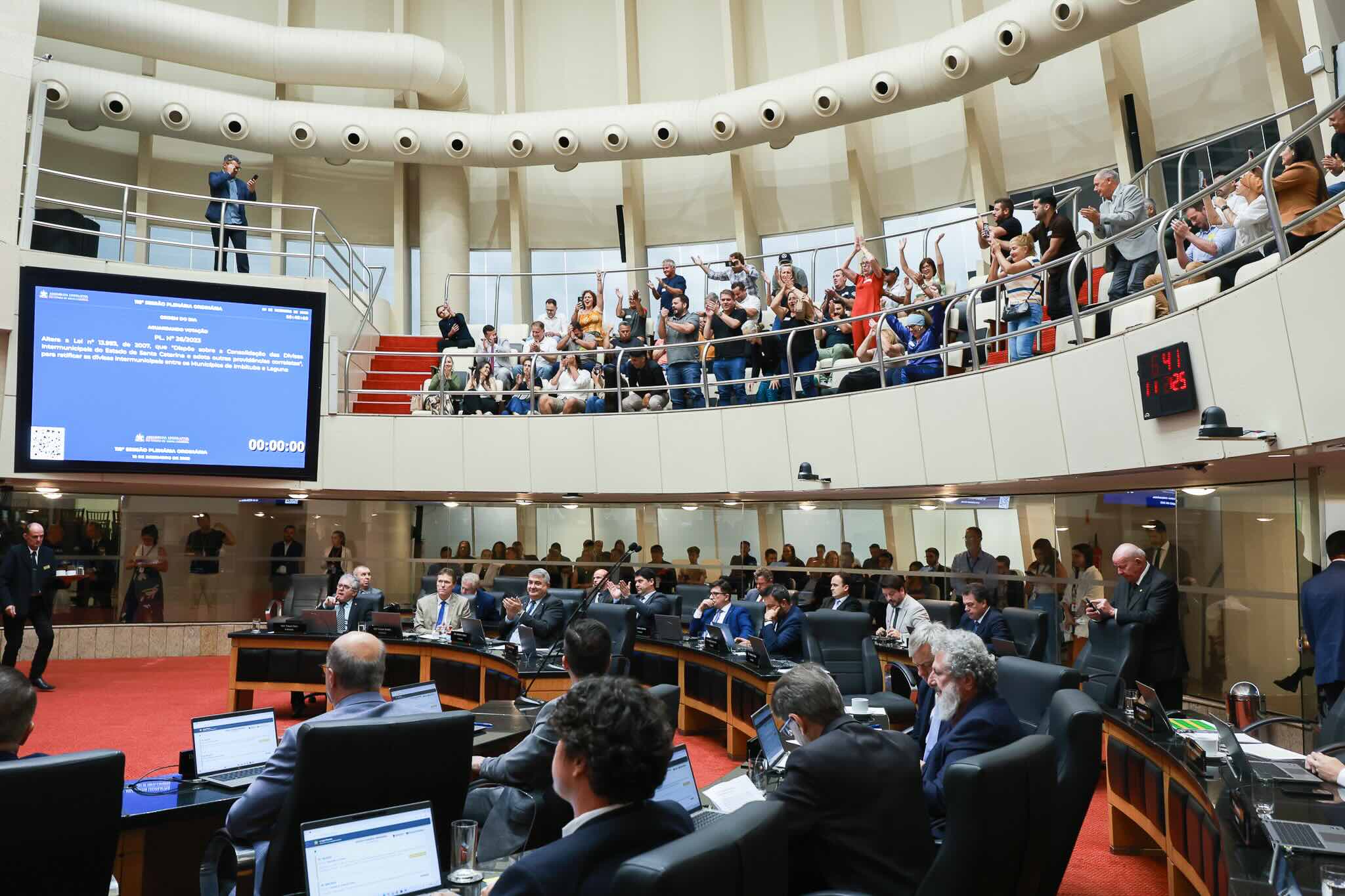 Defensores de que as comunidades devem ficar em Imbituba e não em Laguna comemoram aprovação da proposta na Alesc