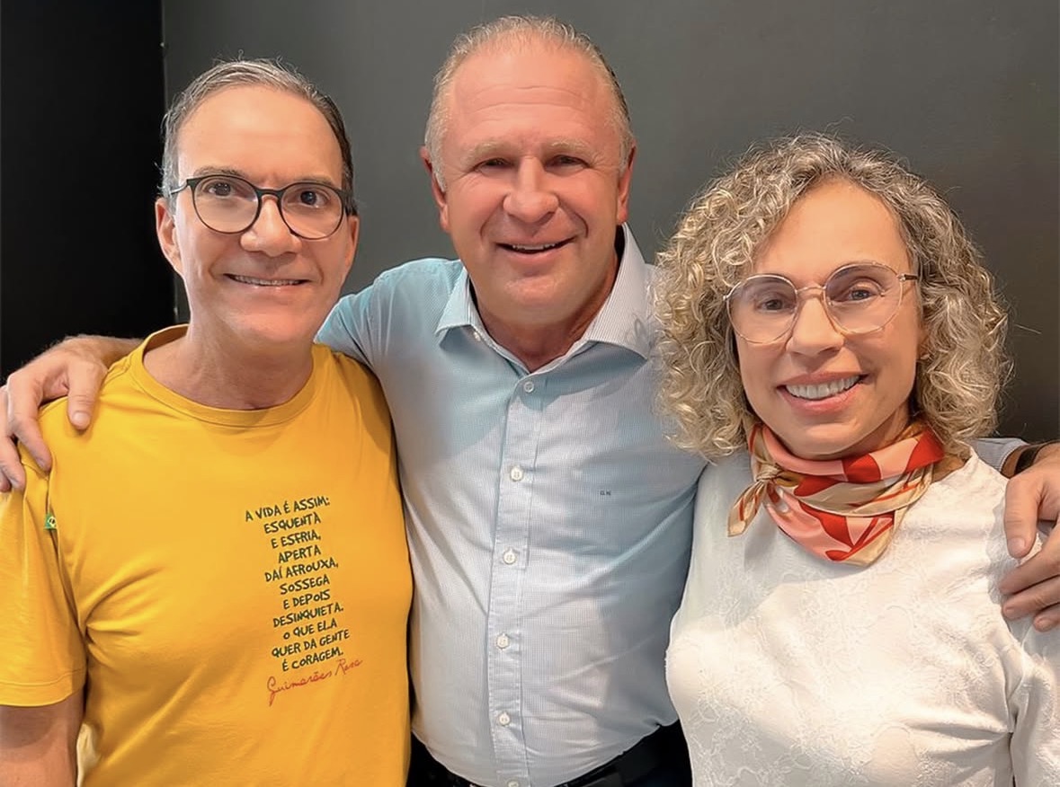 Gelson Merisio posou com o casal Décio Lima e Ana Paula Lima em encontro de petistas em Tubarão