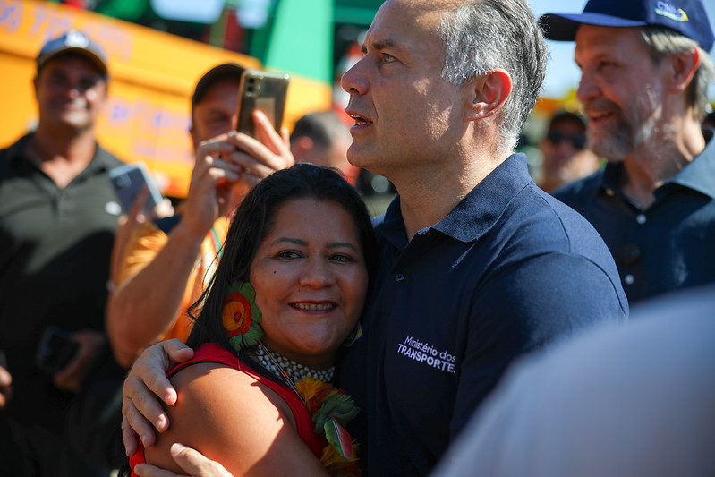 O abraço de Renan Filho e Xerexu: os indígenas sempre defenderam a solução agora consolidada para a BR-101 no Morro dos Cavalos. Foto: Felipe Brasil, Ministério dos Transportes.
