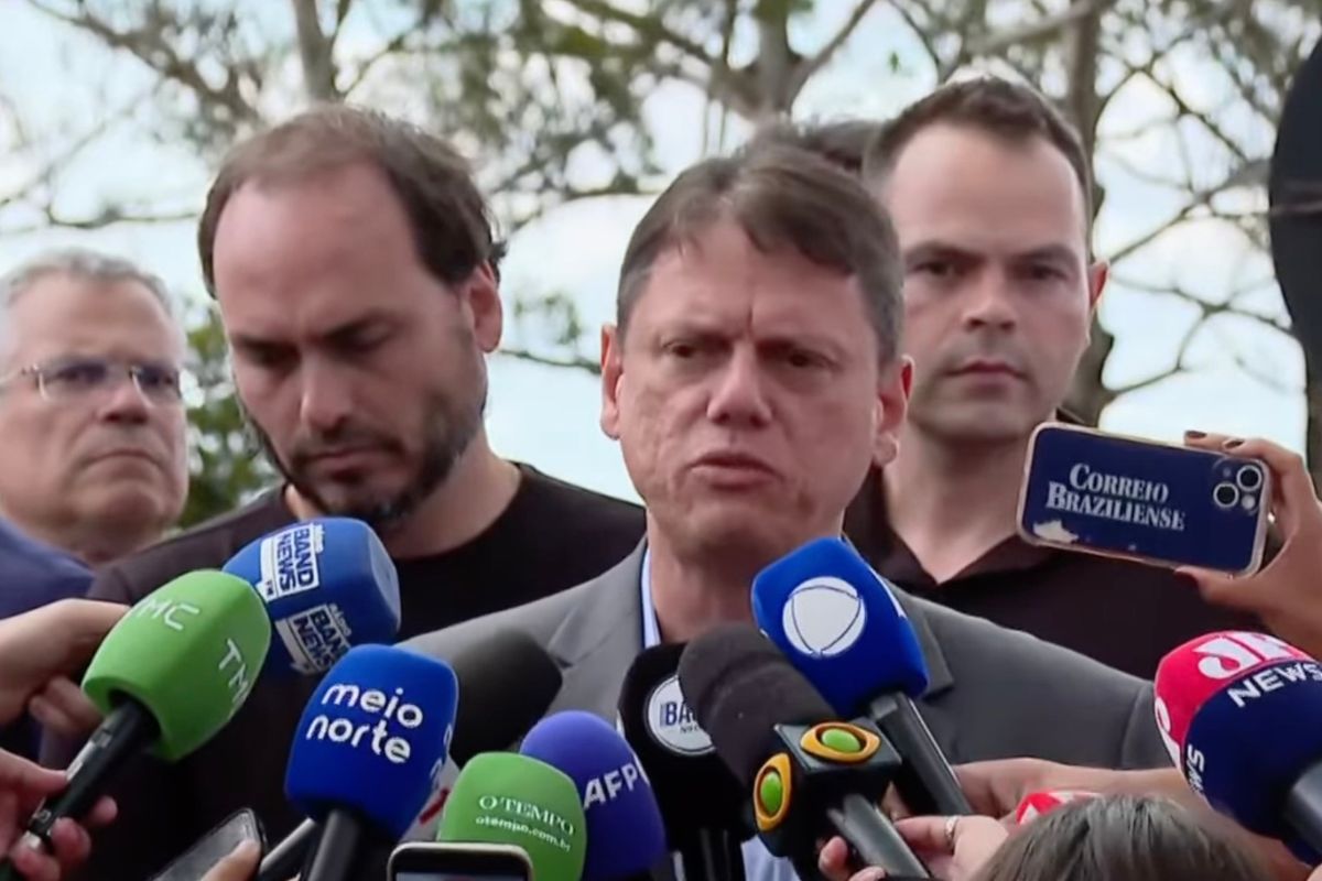 Após visita a Jair Bolsonaro na prisão, Tarcísio de Freitas garante apoio a Flávio Bolsonaro na eleição presidencial