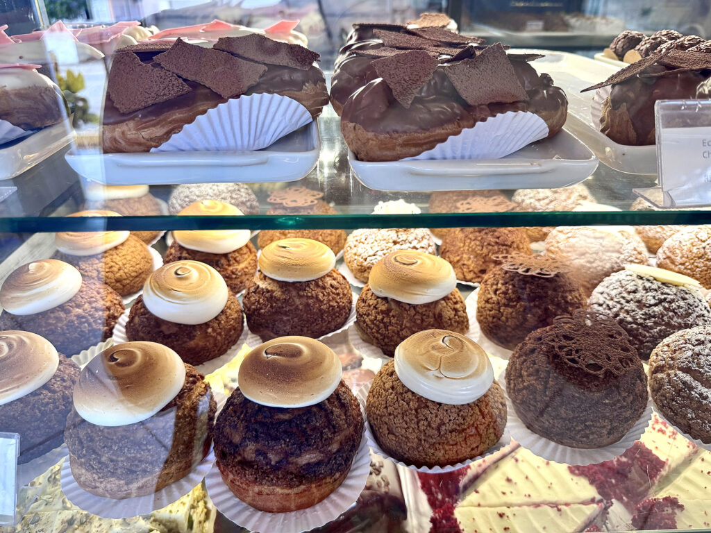 Vitrine com Éclairs e Choux - Foto: Renata Diem