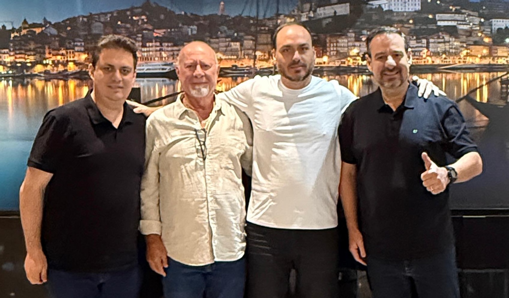 Fernando Cordeiro, o empresário Doacyr Balbinot, Carlos Bolsonaro e Leandro Sorgatto em Chapecó. Foto: Divulgação.