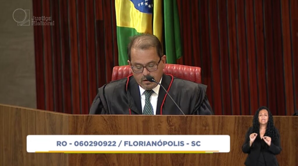 Floriano Marques durante a leitura de seu relatório contra a cassação de Seif por falta de robustez nas provas. Foto: Reprodução.