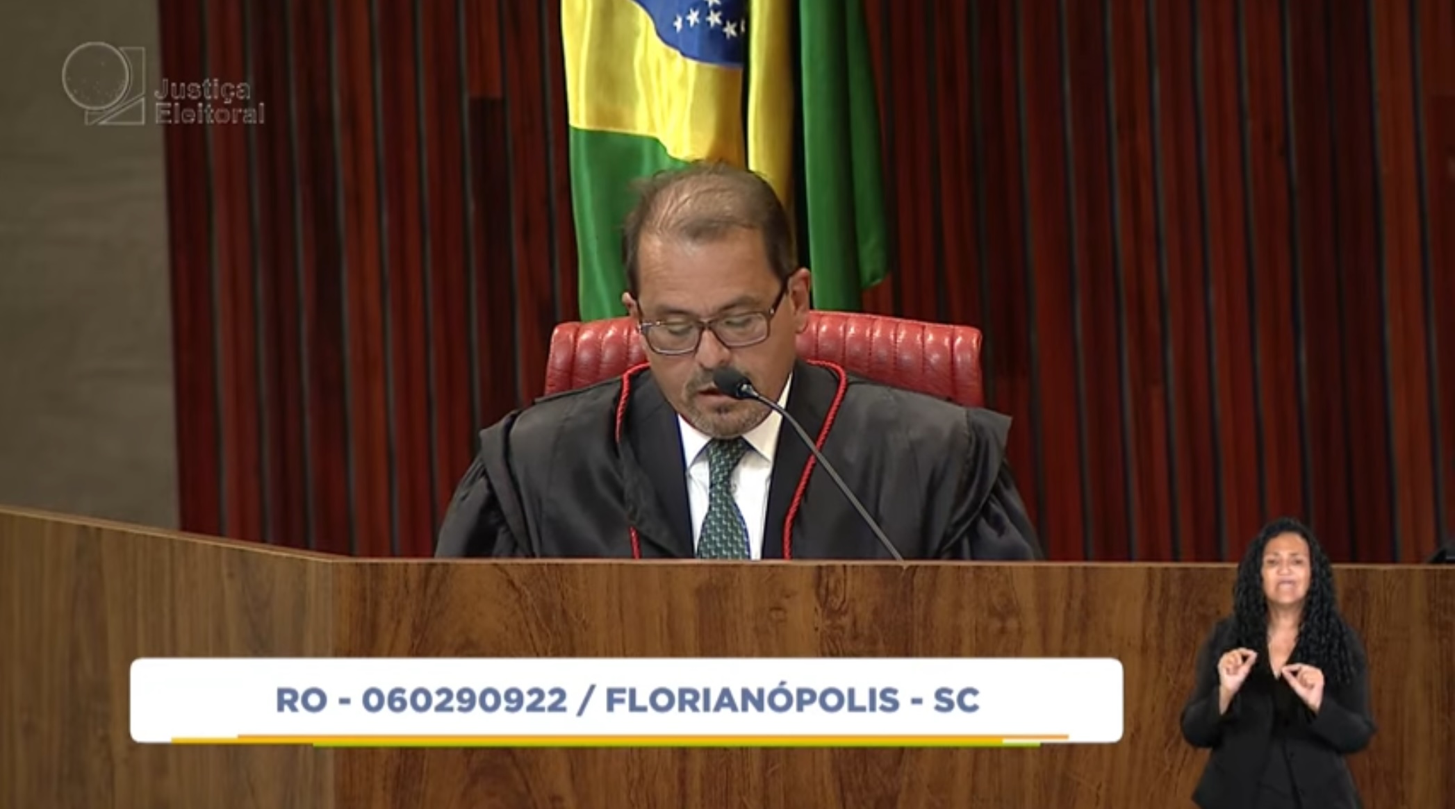 Floriano Marques durante a leitura de seu relatório contra a cassação de Seif por falta de robustez nas provas. Foto: Reprodução.