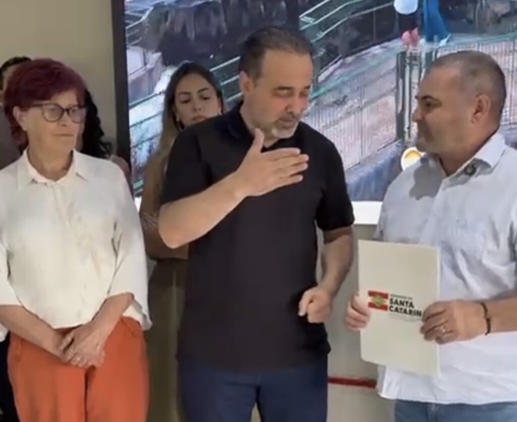 Vice-prefeita Marta Maschio, secretário Cleiton Fossá e o prefeito Jakson Castelli no ato em Quilombo.