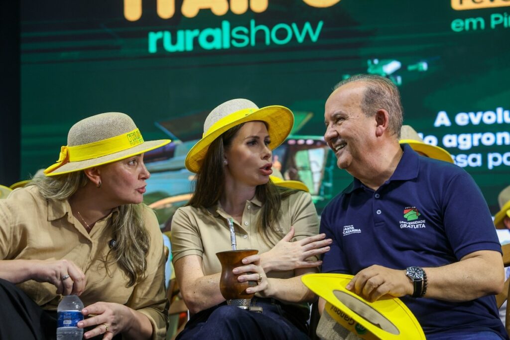 Jorginho com Caroline de Toni e Daniela Reinehr no Itaipu Rural Show, em Pinhalzinho. Foto: Leo Munhos, Secom-SC.