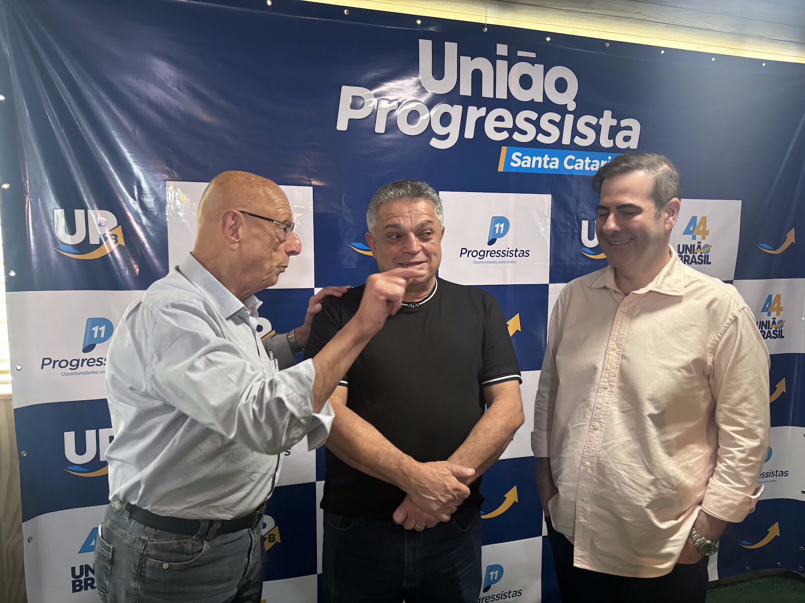 Escalados para as vagas de pré-candidatos ao Senado e ao governo, Amin e João Rodrigues esperam agora a indicação do MDB de Carlos Chiodini, favorito para o posto. Foto: Upiara Boschi.