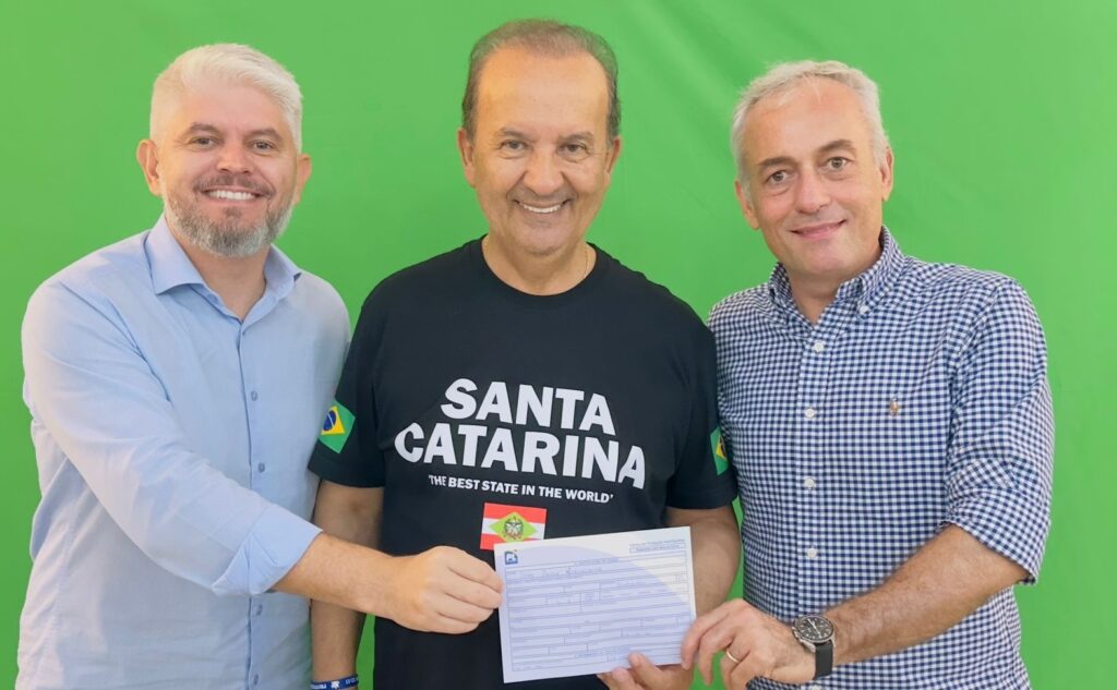 João Paulo Kleinübing assina ficha no PL junto com o governador Jorginho Mello e o prefeito de Blumenau, Egídio Ferrari. Foto: Divulgação.