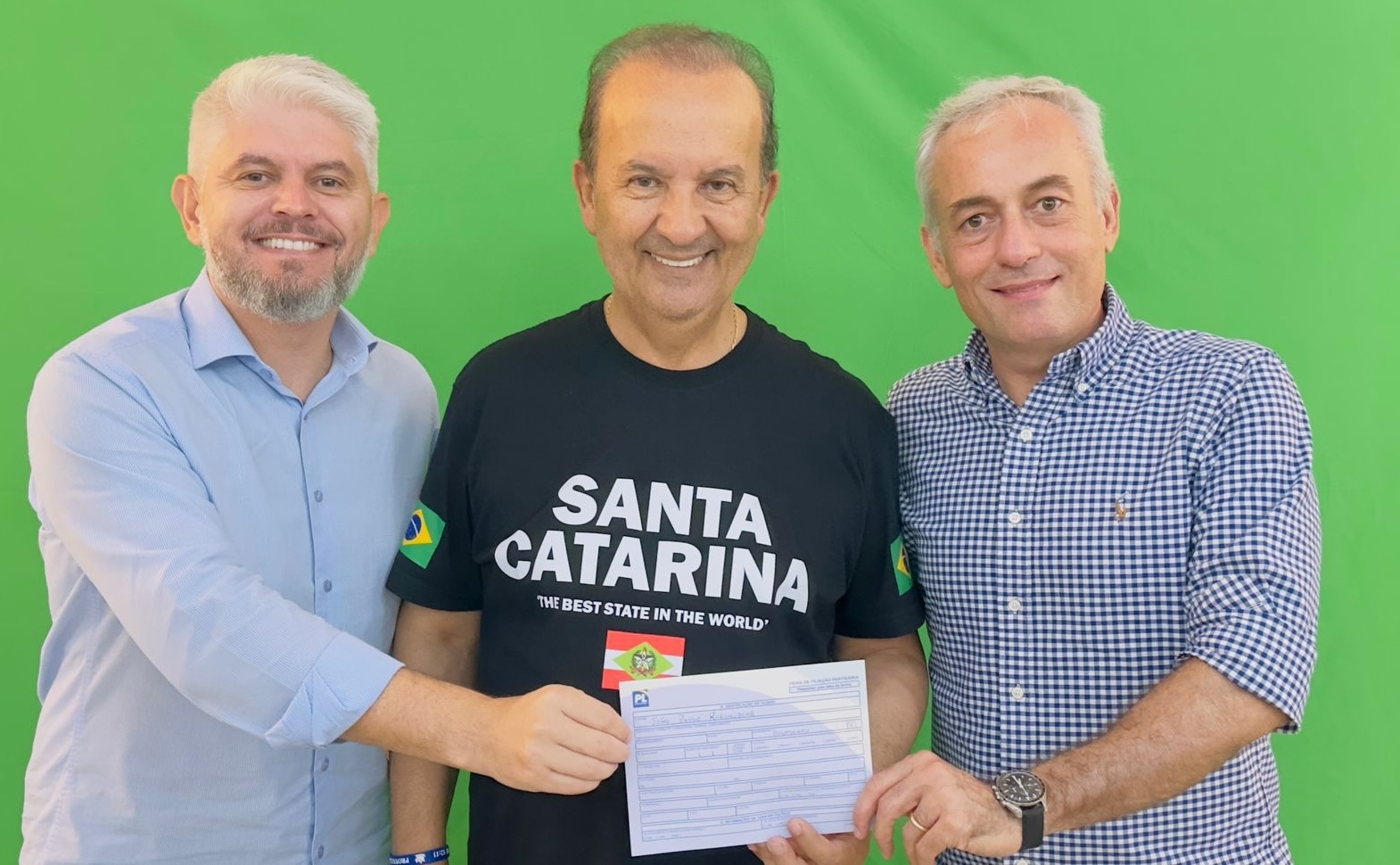 João Paulo Kleinübing assina ficha no PL junto com o governador Jorginho Mello e o prefeito de Blumenau, Egídio Ferrari. Foto: Divulgação.
