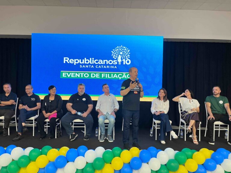Jorginho Mello discursa ao lado das lideranças do Republicanos. Foto: Divulgação.
