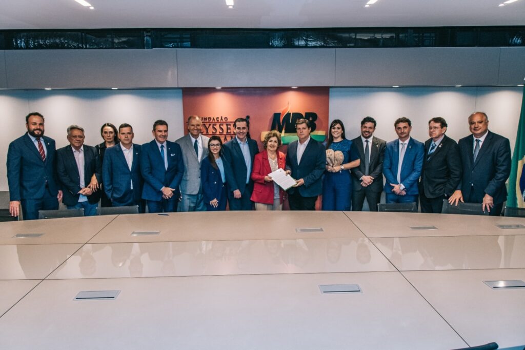 Carlos Chiodini e Ivete da Silveira participaram da entrega do manifesto contra aliança do MDB com PT de Lula ao presidente nacional Baleia Rossi, em Brasília. Foto: Divulgação.