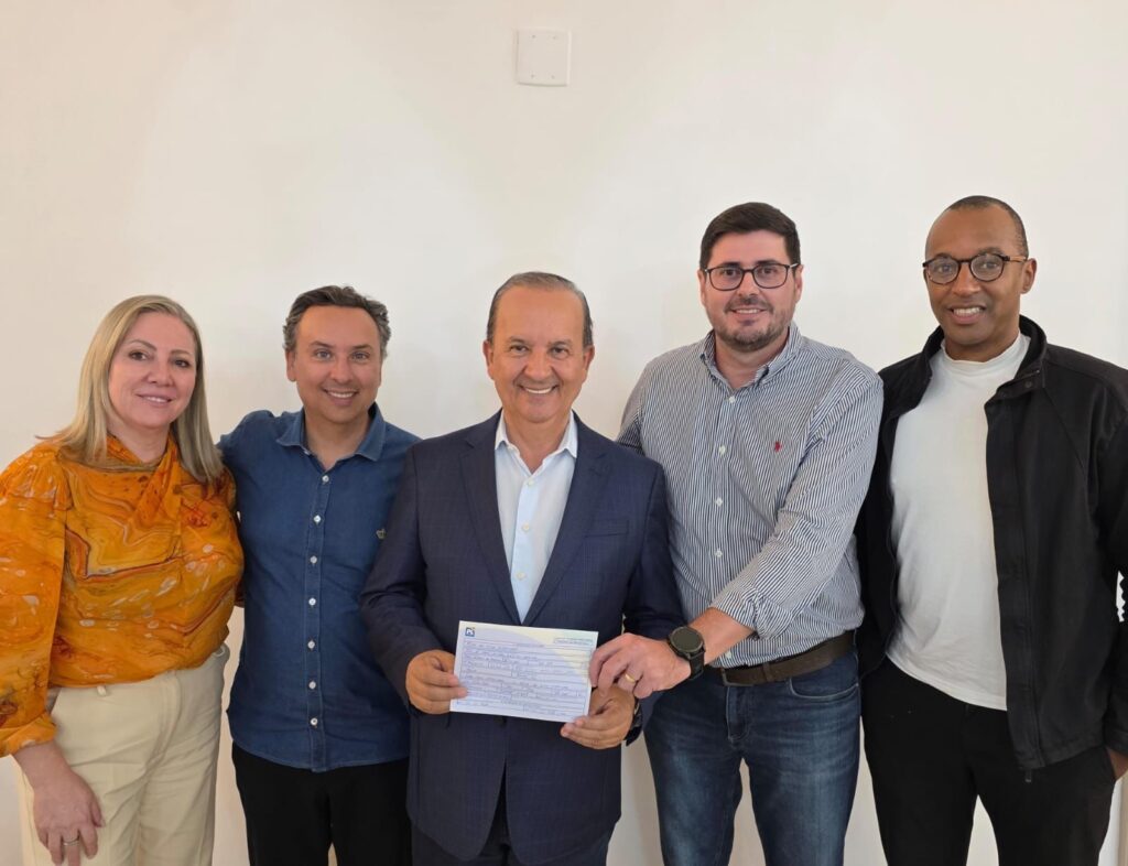 Michel Schlemper assina ficha no PL com Jorginho Mello e Bruno Mello. Foto: Divulgação.