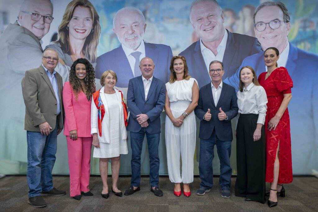 Merisio apresenta a chapa completa: Afrânio Boppré (PSOL) ao Senado, com Cida da Silva (PT, segunda suplente) e Luci Choinaki (PT, primeira suplente); Décio Lima (PT) ao Senado, com Elaine Cristina Huber (PDT, primeira suplente) e Fernanda Klitzke (PT, segunda suplente). Ao seu lado, Angela Albino (PDT), pré-candidata a vice-governadora. Foto: Campo Democrático de SC, Divulgação.