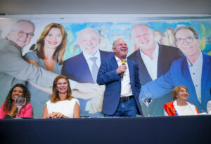 Merisio sorri na mesa com Cida da Silva, Angela Albino e Luci Choinaki. Foto: Campo Democrático de SC, Divulgação.