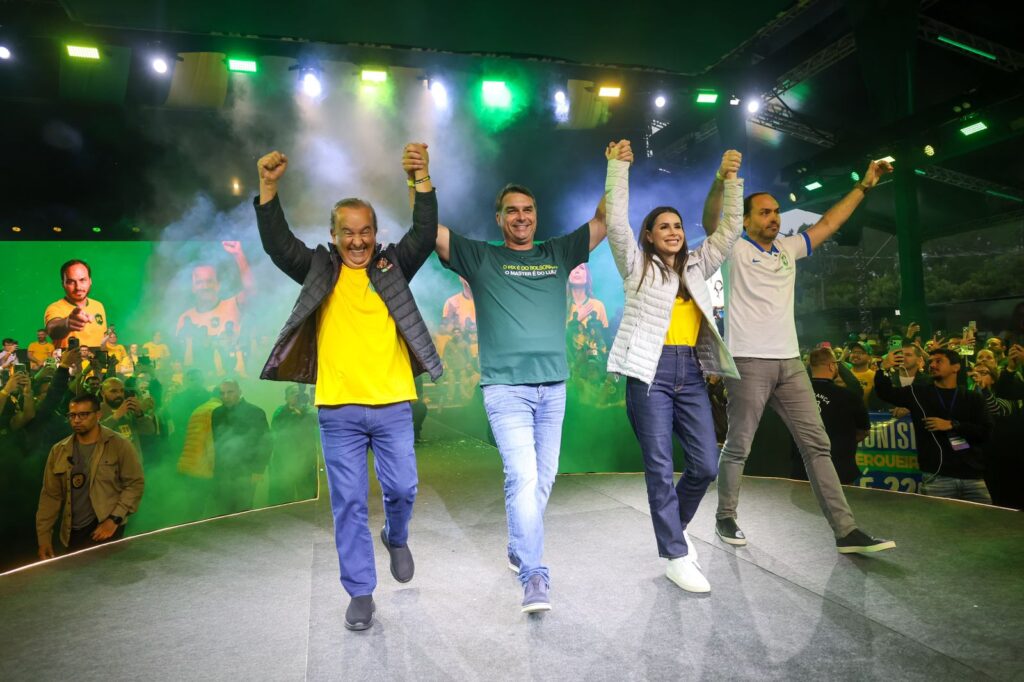 Jorginho Mello no palco com Flávio Bolsonaro, Carol de Toni e Carlos Bolsonaro
