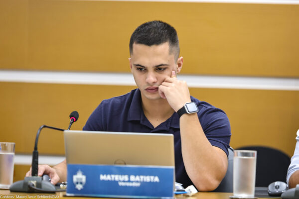 Vereador Mateus Batista fixa olhar nas telas e tem gabinete voltado para criação de vídeos virais, com foco no engajamento. Foto: Mauro Artur Schlieck, Câmara de Joinville, Divulgação.