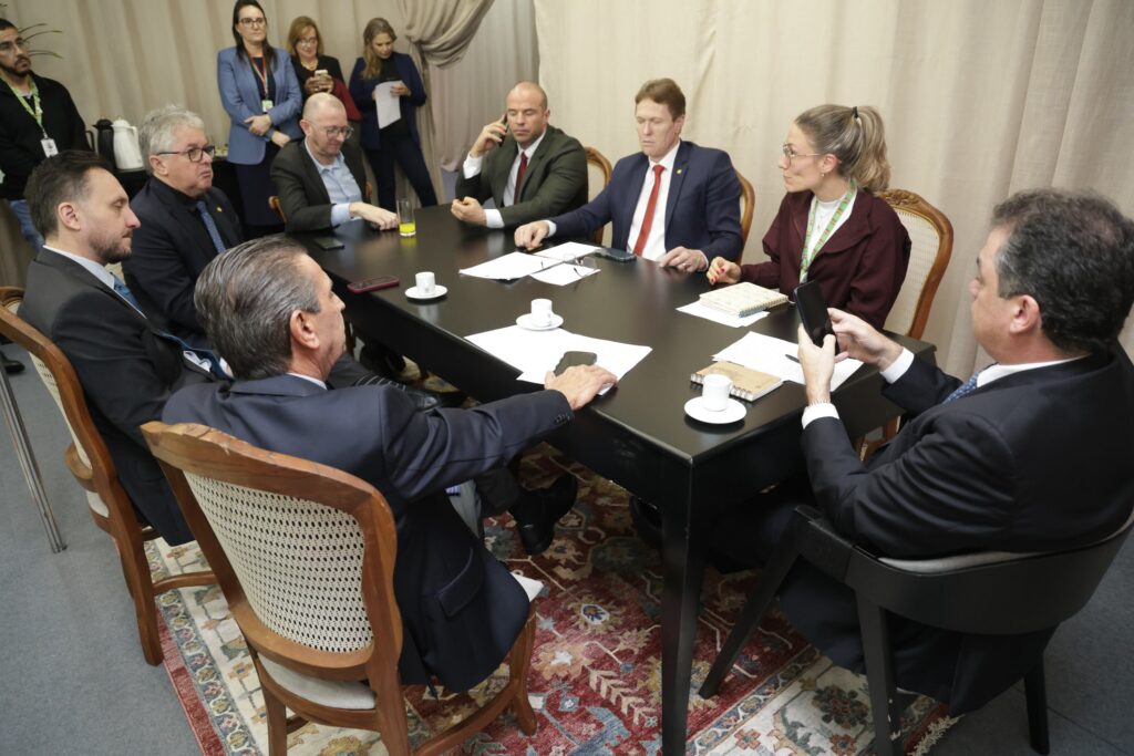 Bancada do Sul debate soluções para impasse entre governo estadual e OS que levou ao calote nos funcionários no Hospital Santa Catarina. Foto: Jeferson Baldo, Agência Alesc.