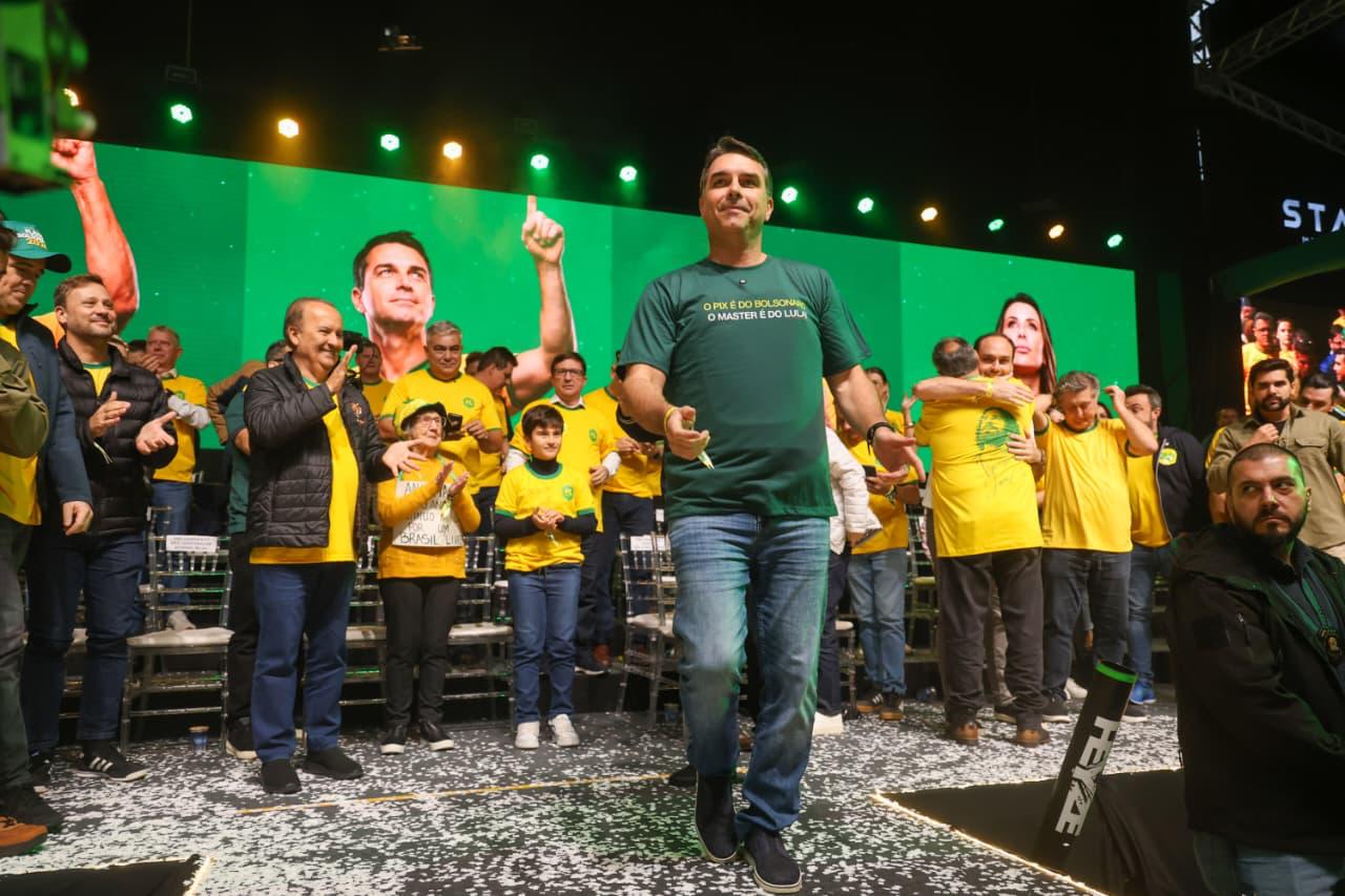 Flávio Bolsonaro aplaudido por Jorginho Mello