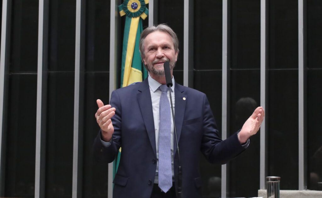 Pedro Uczai diz que Flávio Bolsonaro tem relação "afetiva e financeira" com Vorcaro. Foto: Bruno Spada, Câmara dos Deputados