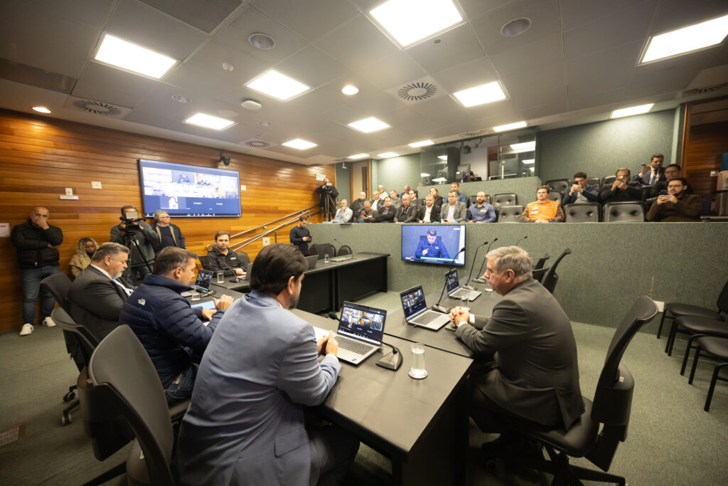 Prefeitos de 12 municípios participaram de uma reunião promovida pela Bancada da Grande Florianópolis da Alesc. Foto: Rodrigo Corrêa/ Agência Alesc