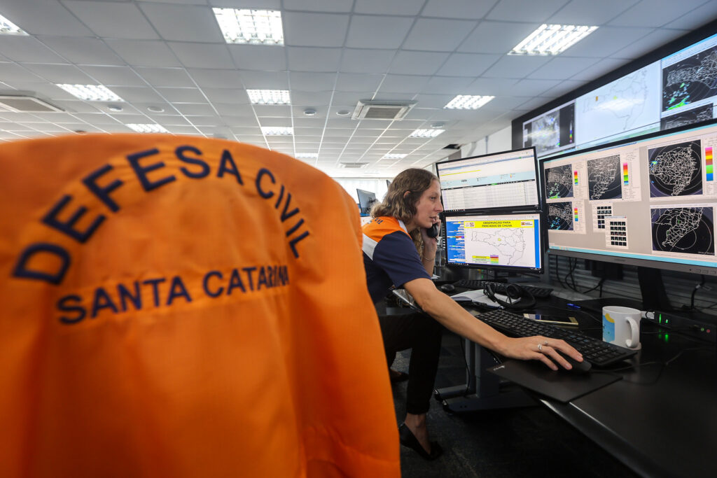 Por isso, a Defesa Civil de Santa Catarina já trabalha em ações preventivas antes mesmo da chegada dos impactos mais expressivos. Entre as medidas adotadas está a disponibilização de uma página exclusiva sobre o El Niño, com orientações de autoproteção, planos de contingência, informações técnicas e acesso aos canais de alerta.