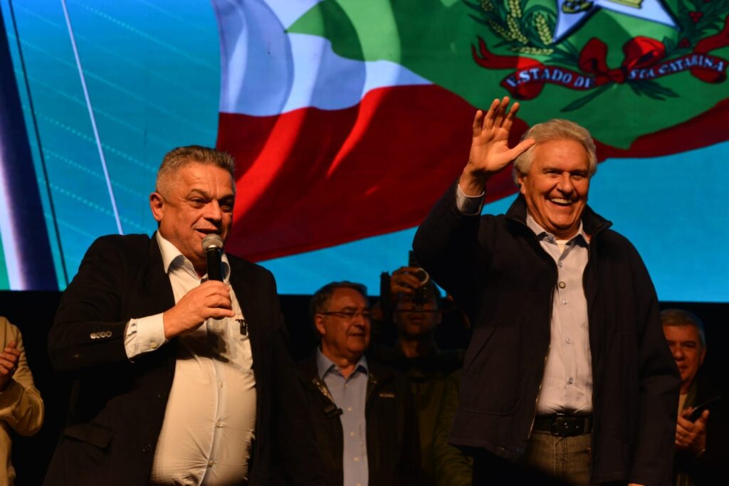 Ronaldo Caiado chegou ao evento em Lages durante o discurso de João Rodrigues. Foto: Divulgação.