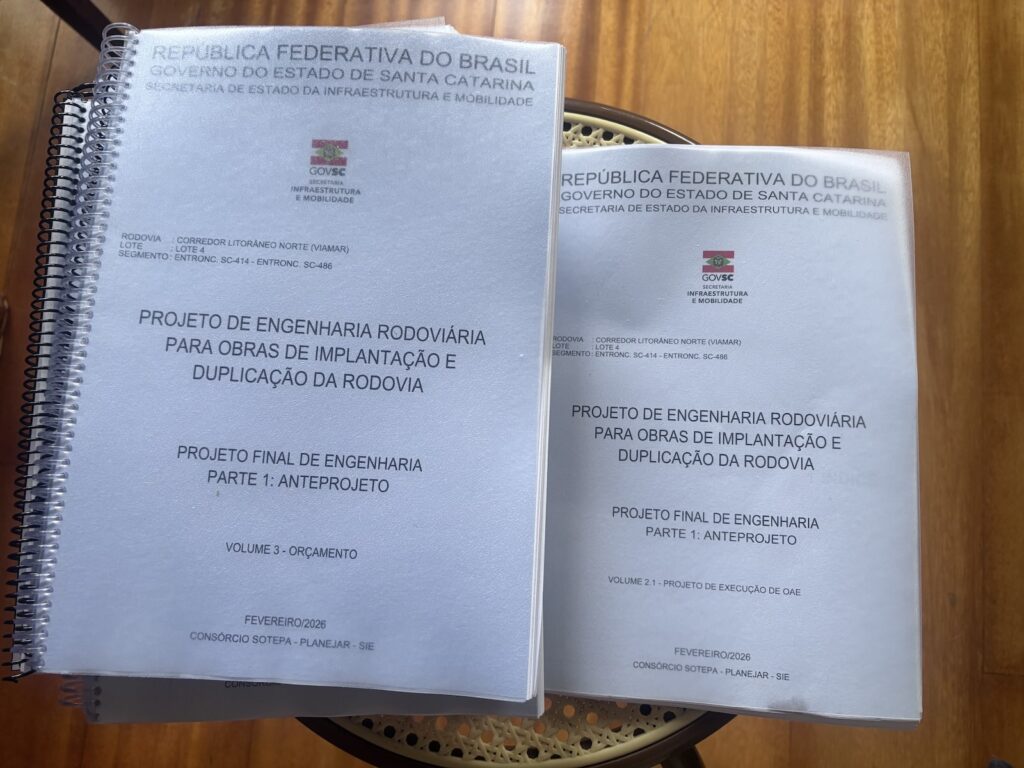 Os cadernos com o anteprojeto da Viamar que o governador Jorginho Mello me entregou no Summit Cidades. Foto: Upiara Boschi, Portal Upiara.