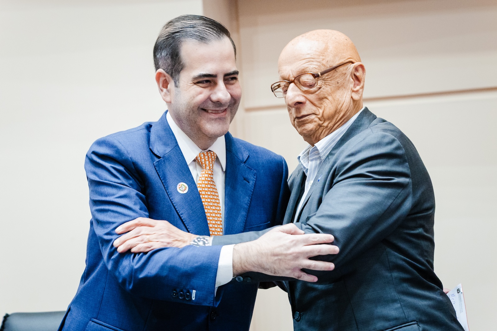 Carlos Chiodini e Esperidião Amin se cumprimentam na cerimônia de 60 anos do MDB de SC na Alesc. Foto: Bruno Collaço, Agência Alesc