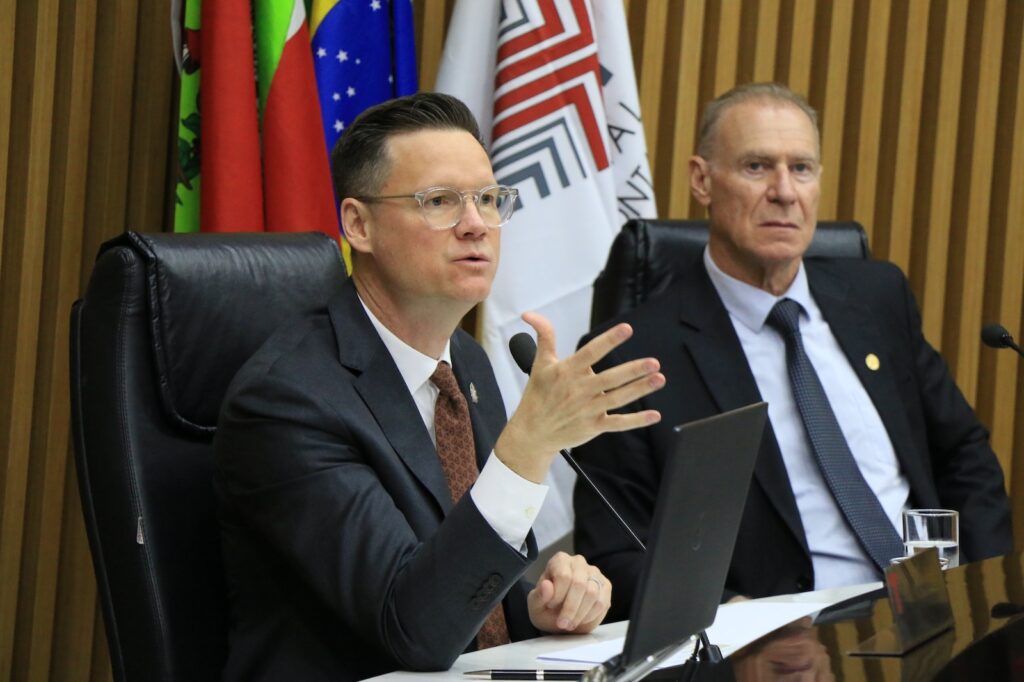Cleverson Siewert e Herneus de Nadal na sessão do TCE que aprovou as contas de 2025 do governo Jorginho Mello. Foto: TCE, Divulgação.
