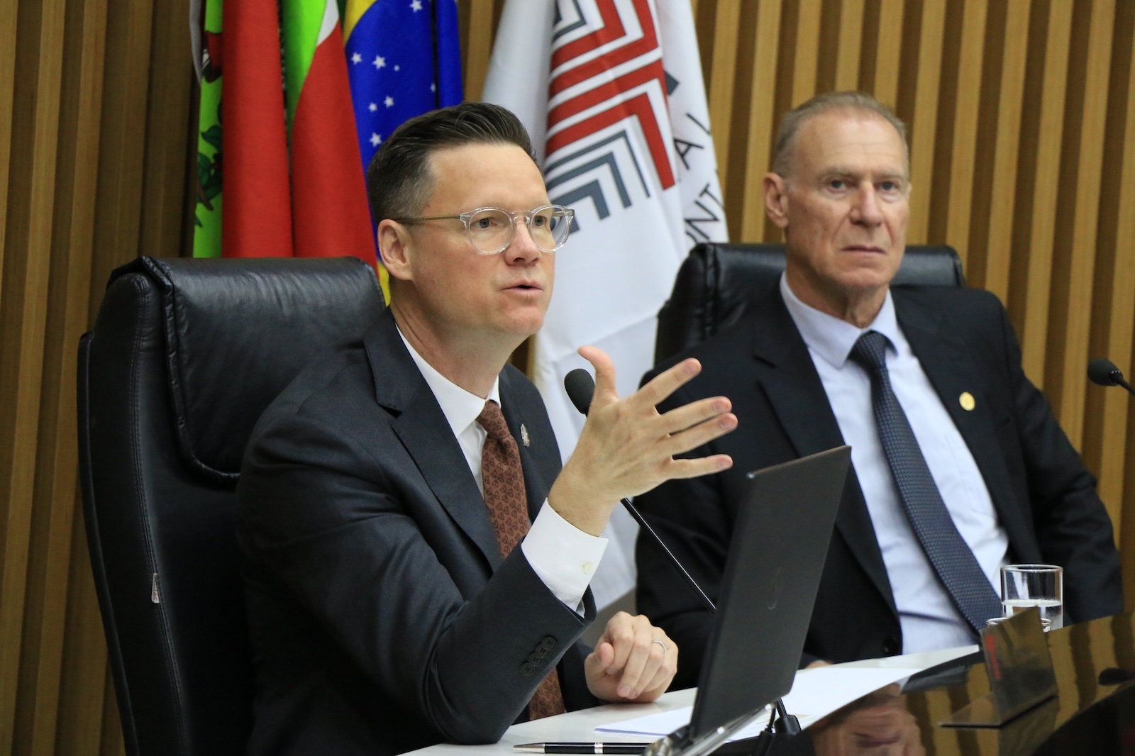 Cleverson Siewert e Herneus de Nadal na sessão do TCE que aprovou as contas de 2025 do governo Jorginho Mello. Foto: TCE, Divulgação.