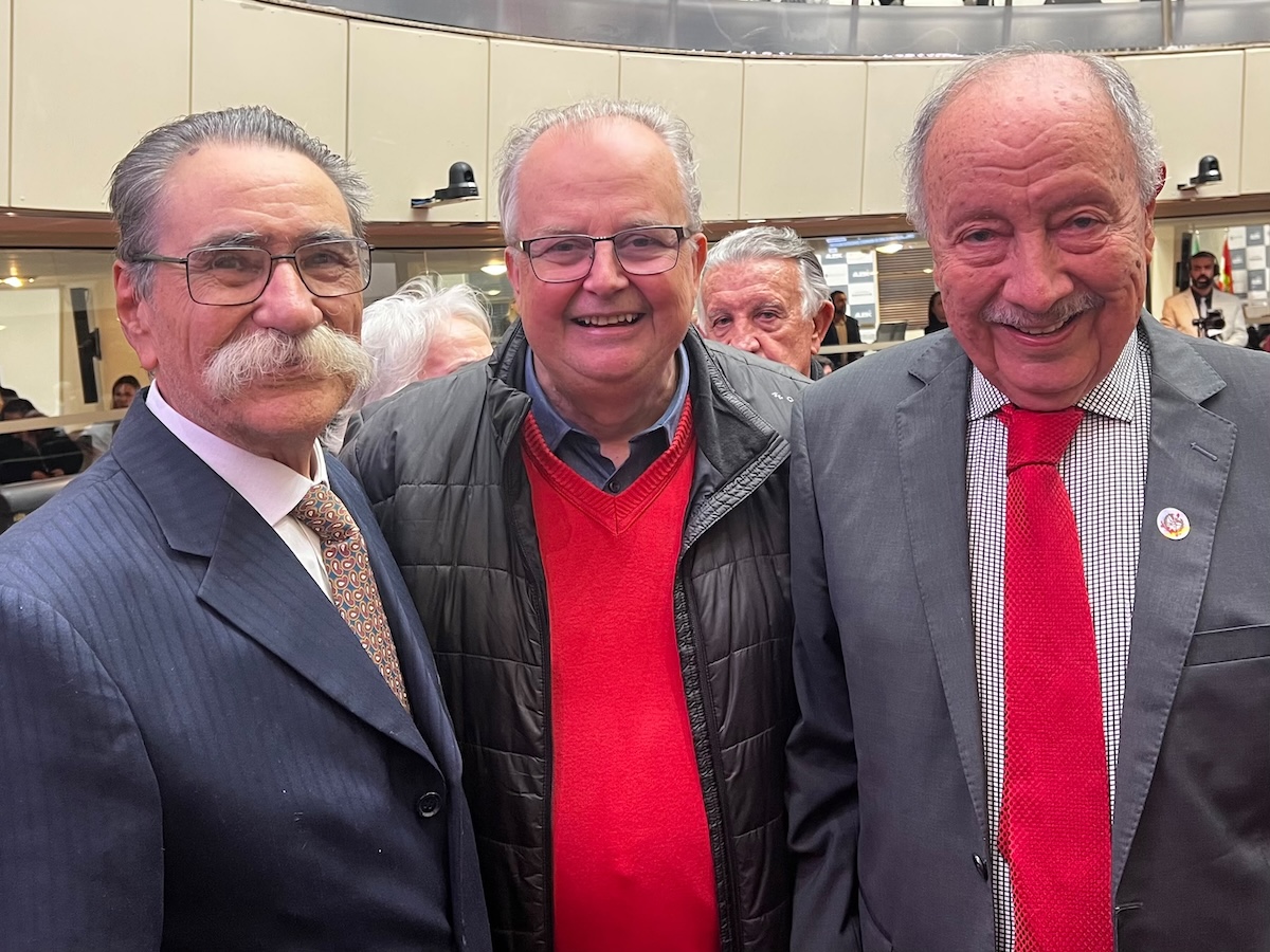 Dirceu Carneiro, Afrânio Boppré e Nelson Wedekin durante a cerimônia que celebrou os 60 anos do MDB-SC. Foto: Divulgação.