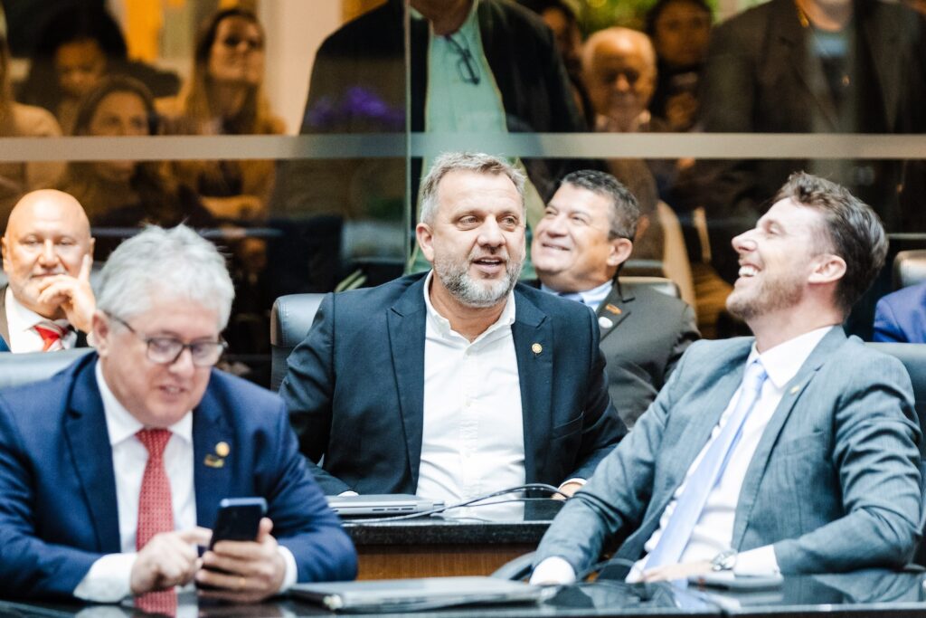Jerry Comper e Fernando Krelling, lado a lado na missão de tentar levar o MDB para Jorginho. Foto: Bruno Collaço, Agência Alesc.